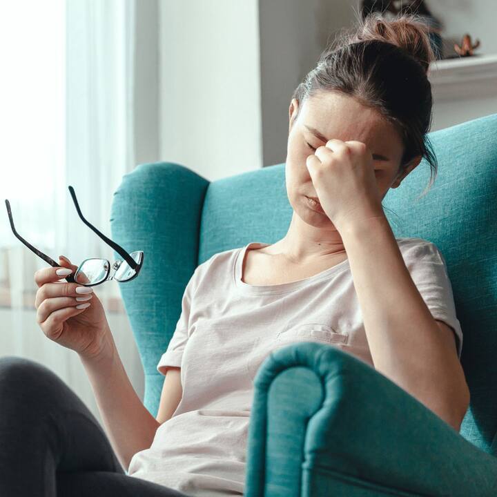 या काळात आपण दोन गोष्टी अनुभवायला मिळतात ताण आणि नैराश्य. पण अनेक लोकांना या दोन्हींतला फरक समजत नाही.