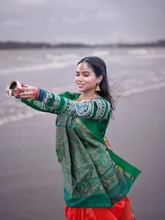 Chhath Puja 2025: माथे पर सिंदूर और सिर पर दुपट्टा लेकर दुल्हन की तरह सजीं मनीषा रानी, तस्वीरों पर फिदा हुए फैंस