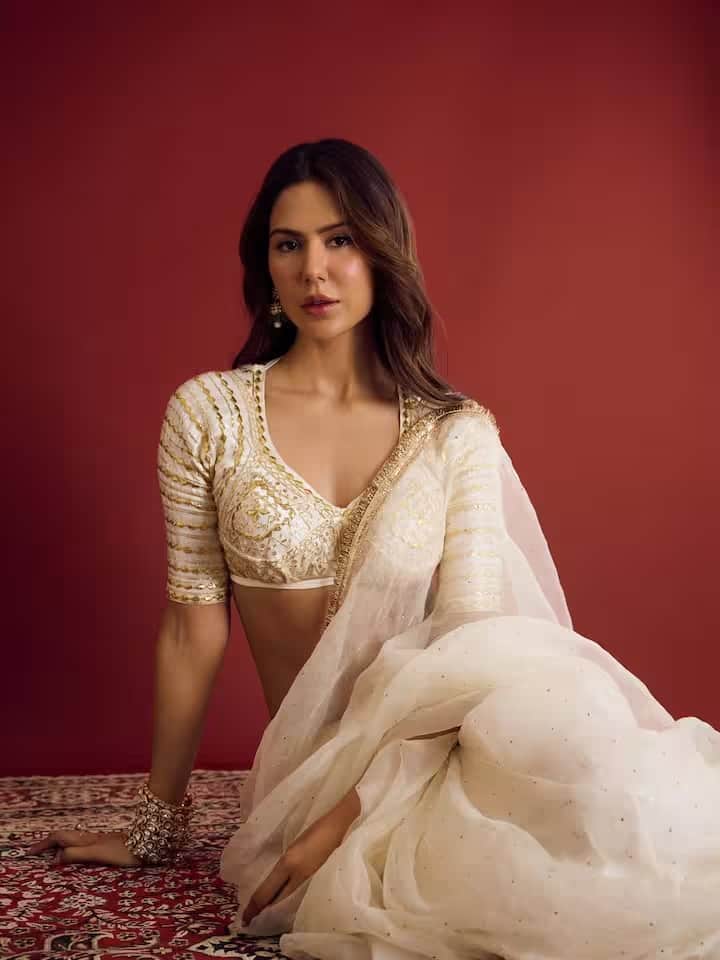 अभिनेत्री के लुक की बात करें तो उन्होंने सफेद साड़ी पहनी थी जिसे उन्होंने मैचिंग कढ़ाई वाले ब्लाउज के साथ पेयर किया था।