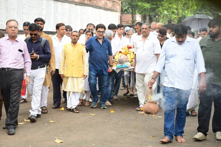 The entire family of the actor attended the funeral of Satish Shah. Whose condition looked very bad during this period.