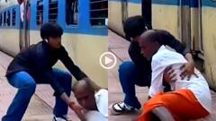 Video: Reel के लिए प्लेटफॉर्म पर ठुमक रहा था लड़का, तभी चलती ट्रेन से नीचे गिरा बुजुर्ग, फिर...