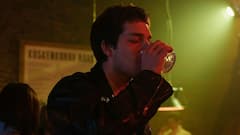 शराब में ऐसा क्या होता है, जिसे पीते ही डरपोक में भी आ जाता है कॉन्फिडेंस?