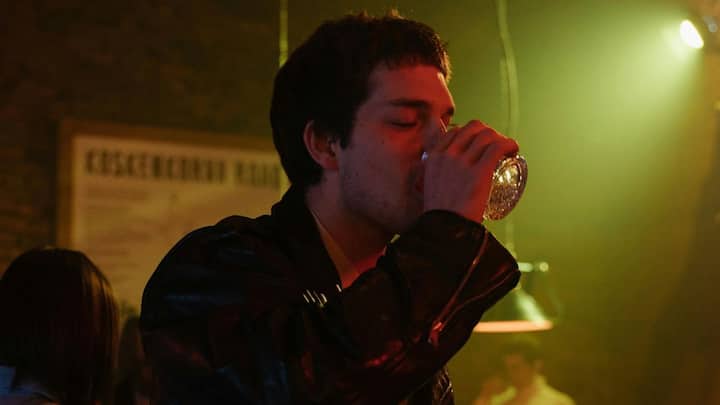 ఒక వ్యక్తి మద్యం సేవించినప్పుడు, అది నేరుగా మెదడులోని న్యూరోట్రాన్స్మిటర్లు, అంటే మెదడు రసాయనాల సమతుల్యతను దెబ్బతీస్తుంది. వీటిలో GABA (Gamma-Aminobutyric Acid) అనే రసాయనం చాలా ముఖ్యమైన పాత్ర పోషిస్తుంది.