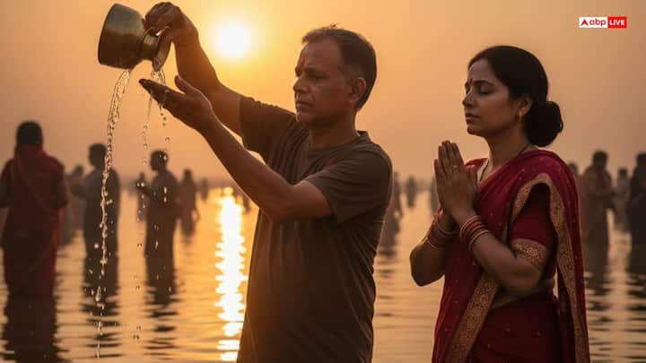 मासिक धर्म के शुरुआती चार दिनों में अर्घ्य देना उचित नहीं माना जाता. यदि पांचवां दिन हो, तो स्नान और स्वच्छता के बाद सहयोगी के माध्यम से अर्घ्य दिलाया जा सकता है. महिला स्वयं भी घाट पर रहकर मन से सूर्य देव को नमन कर सकती हैं.