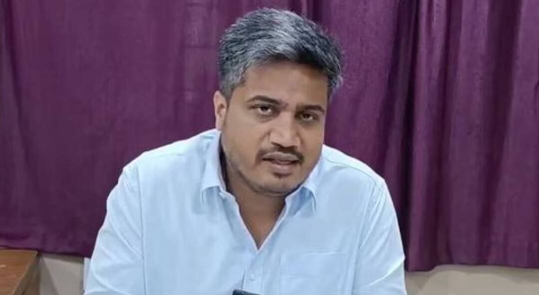 Rohit Pawar Allegation on Babasaheb Patil and Son in law Ramakant Tandale accuses of cheating maharashtra politics Rohit Pawar: ...तर हे ‘सद्रक्षणाय खलनिग्रहणाय’ या पोलिसांच्या ब्रीदवाक्याला साजेसं आहे का? आमदार रोहित पवारांचा संतप्त सवाल, थेट पोलिसांच्या कार्यपद्धतीवर प्रश्नचिन्ह