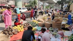 In Pics: दिल्ली में छठ महापर्व की रौनक, बांस के सूप, डाले, गन्ना, नारियल से पटे बाजार, देखें- तस्वीरें