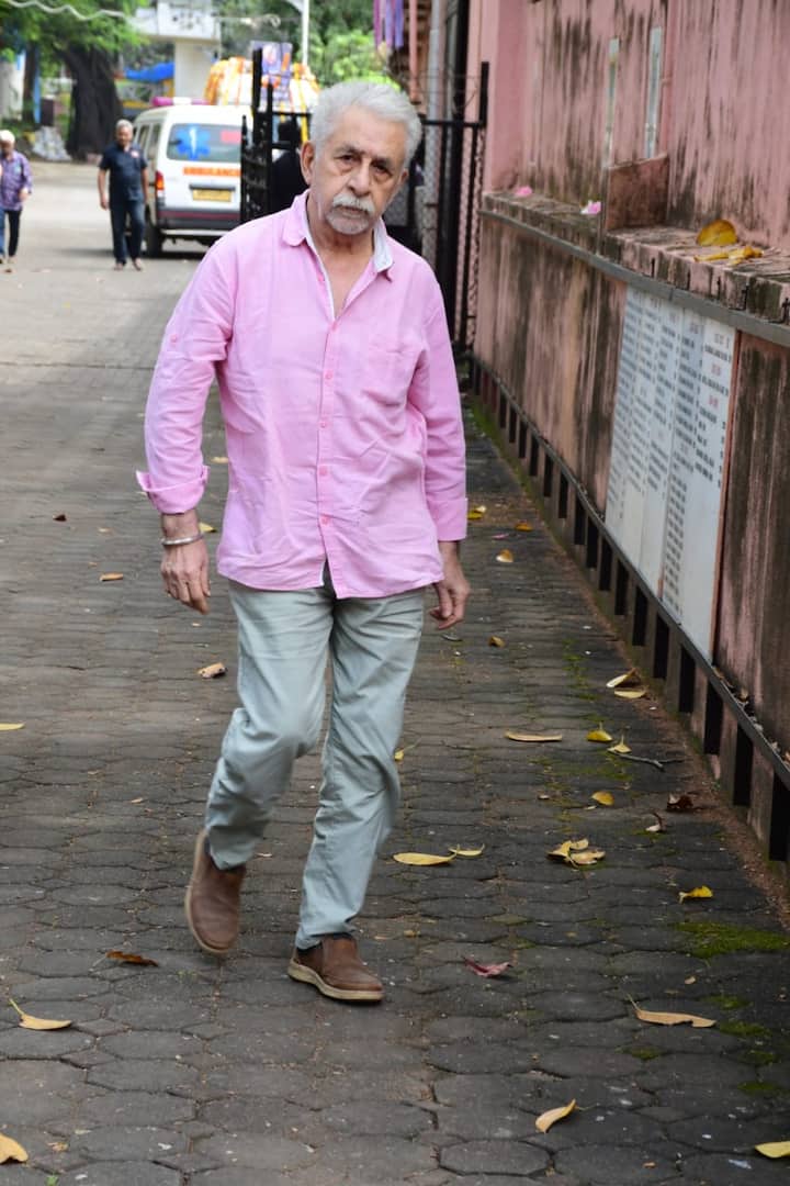 बॉलीवुड के दिग्गज एक्टर नसीरुद्दीन शाह भी सतीश शाह के अंतिम संस्कार में शामिल हुए.
