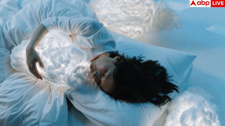 इन्हें कम करने के लिए नींद का तय समय रखें, सोने से पहले आरामदायक रूटीन अपनाएं और देर रात भारी खाना, शराब या डरावना कंटेंट देखने से बचें. इमेज रिहर्सल थेरेपी यानी सपने का नया अंत सोचकर उसकी प्रैक्टिस करना भी फायदेमंद है.