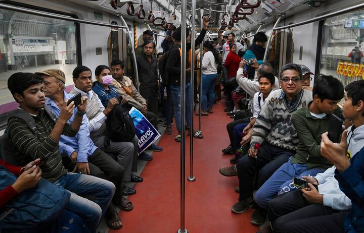 সাধারণ দিনের তুলনায় সোমবার তুলনামূলক কম ট্রেন চলবে এই দুই লাইনে। সাধারণ দিনে ব্লু লাইনে সর্বসাকুল্যে ২৭২টি ট্রেন আপ ও ডাউন মিলিয়ে চলে। সেখানে কাল ২৩৬টি ট্রেন চলবে। গ্রিন লাইনে ২২৬টির বদলে চলবে ১৮৬টি ট্রেন।