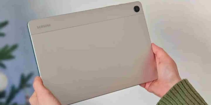 Samsung Galaxy Tab A9+ अब न सिर्फ बजट-फ्रेंडली विकल्प बन गया है बल्कि फीचर्स के मामले में भी महंगे टैबलेट्स को टक्कर दे रहा है. आधी कीमत में मिलने वाला यह 11 इंच 5G टैबलेट सच में ‘वैल्यू फॉर मनी’ डिवाइस है.