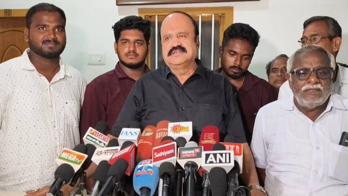 விஜய் கூட்டணிக்கு வருவார் என கனவில் கூட நினைக்காதீர்கள்... பெங்களூர் புகழேந்தி திட்டவட்டம்