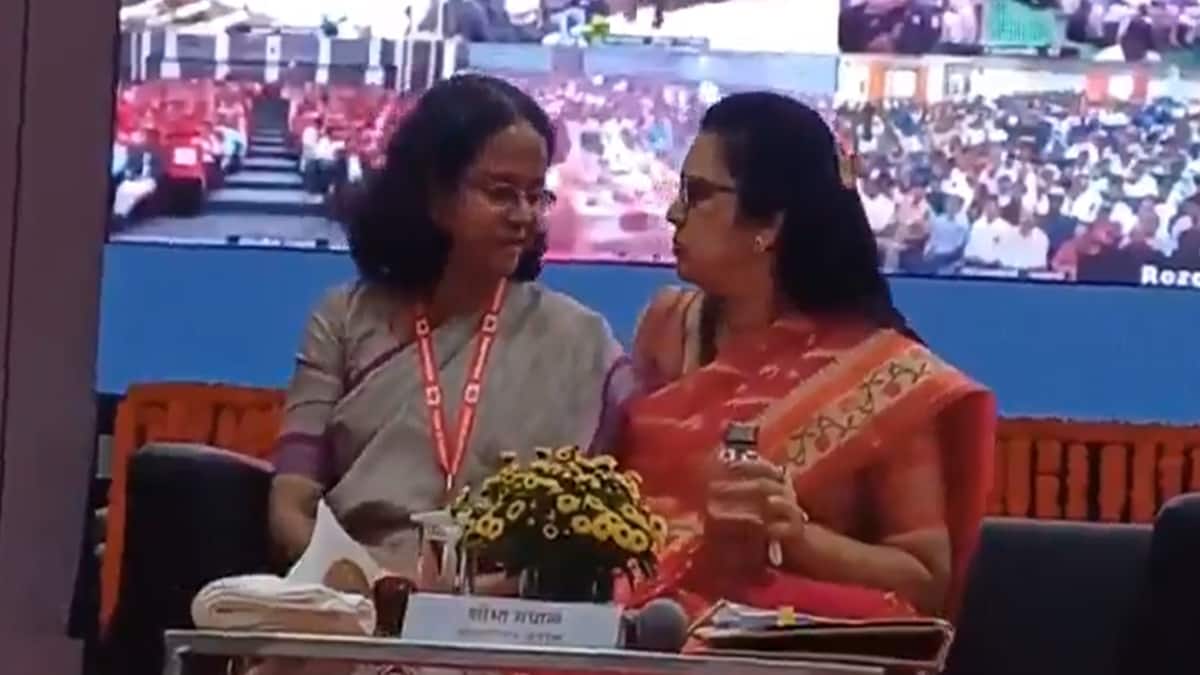 Watch Video: என்னம்மா இப்டி பண்றீங்களேம்மா? மத்திய அமைச்சர் முன்பே சீட்டுக்காக சண்டை போட்ட பெண் அதிகாரிகள்!