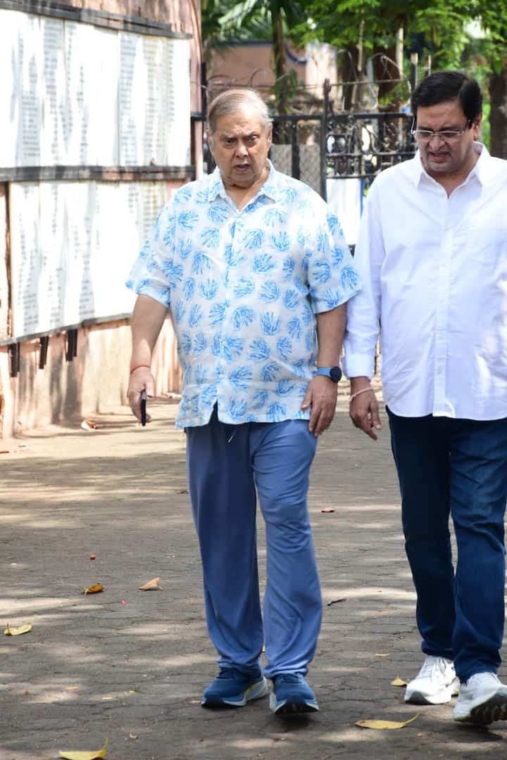 बॉलीवुड के फेमस फिल्ममेकर डेविड धवन भी सतीश शाह को अंतिम विदाई देने के लिए श्मशान घाट पहुंचे.