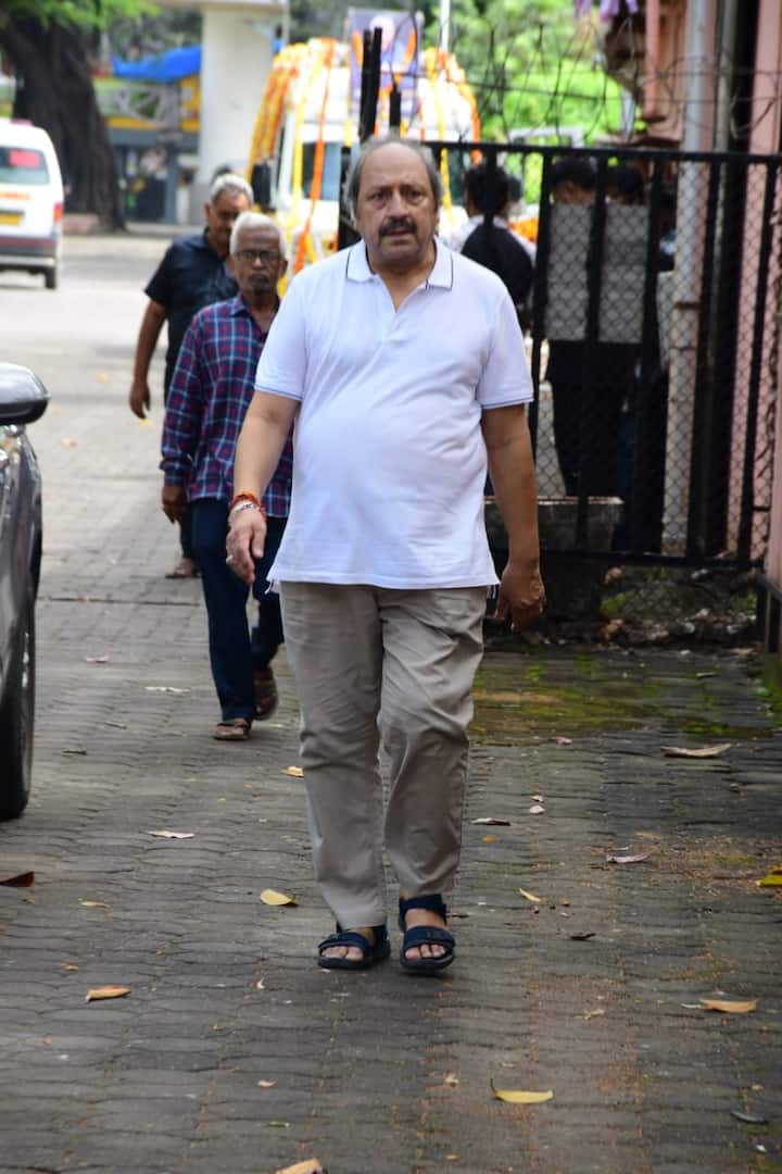 टीवी और बॉलीवुड के फेमस एक्टर सुधीर पांडे को भी सतीश शाह के अंतिम संस्कार में स्पॉट किया गया.