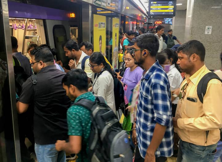 গ্রিন লাইনে হাওড়া ময়দান থেকে সকাল সাড়ে ছয়টায় সেক্টর ফাইভের উদ্দেশে প্রথম মেট্রো চলবে। সেক্টর ফাইভ থেকে প্রথম মেট্রো চলার সূচিতে অবশ্য বদল ঘটেছে। সোমবার সআর পাঁচটি দিনের তুলনায় সাত মিনিট পর, ছয়টা ৩৯ মিনিটে প্রথম মেট্রো চলবে।