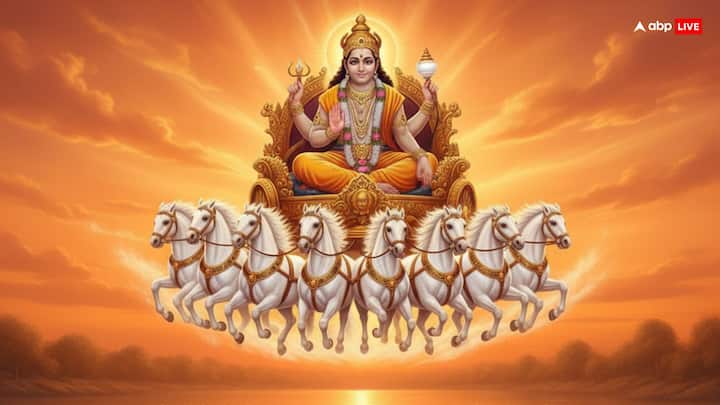 संध्या के समय जब सूर्य अस्त होने लगता है, तब व्रती घाट पर पहुंचकर दीपक जलाते हैं और सूर्य देव को इन सब प्रसादों का अर्घ्य देते हैं. इस समय वातावरण अत्यंत दिव्य और भावनात्मक होता है. जल में उतरकर भक्त अपनी आस्था और समर्पण को सूर्य की किरणों में अर्पित करते हैं.