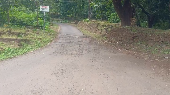 या चित्रपटात साऊथचा सुपरस्टार विजय देवरकोंडा आणि लोकप्रिय अभिनेत्री कीर्ती सुरेश हे मुख्य भूमिकेत आहेत.