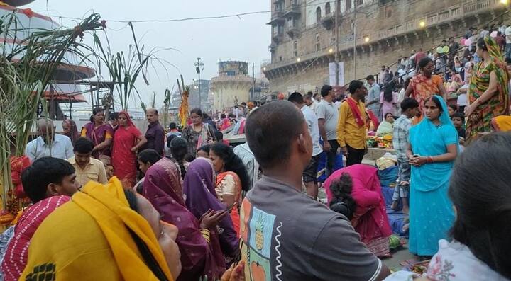 महापर्व छठ के दौरान वाराणसी में आस्था परंपरा की एक अलग ही तस्वीर देखने को मिली.