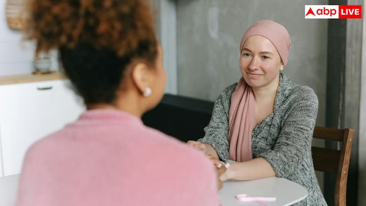 डॉक्टर्स बताते हैं कि मैमोग्राम फैटी ब्रेस्ट टिश्यू में बेहतर काम करता है. लेकिन भारतीय महिलाओं में ब्रेस्ट ज्यादा डेंस होने के कारण इस टेस्ट के दौरान कैंसर के शुरुआती लक्षण छूट जाते हैं या गलत रिपोर्ट आ जाती है. इसलिए ये फायदेमंद नहीं है.