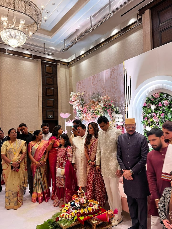 Tejaswini Lonari Engged With Samadhan Sarvankar: सुप्रसिद्ध मराठी अभिनेत्री तेजस्विनी लोणारी शिंदेंच्या शिवसेनेचे माजी आमदार सदा सरवणकर यांच्या थोरल्या लेकासोबत लवकरच लग्नबंधनात अडकणार आहे.