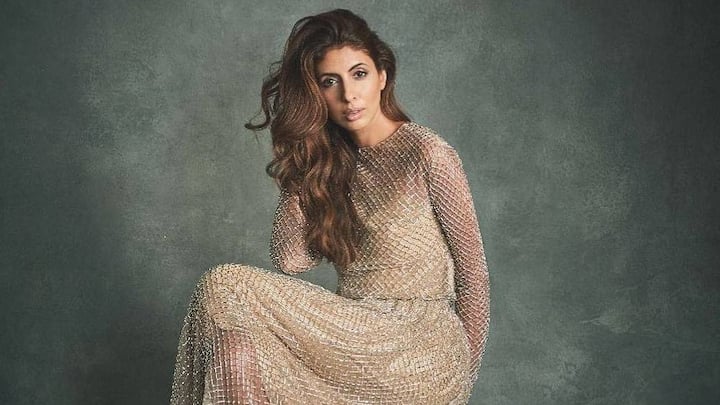 बात करें श्वेता बच्चन की तो वो भी स्टाइल के मामले में अपनी भाभी को कांटे की टक्कर देती हैं. कई बार सोशल मीडिया पर अमिताभ बच्चन की लाडली ने अपने स्टाइलिश अवतार से पूरी स्पॉटलाइट अपने नाम कर ली हैं. भले श्वेता बच्चन बॉलीवुड की एक्ट्रेस नहीं हैं लेकिन उनका फैशन सेंस कई डीवाज को टक्कर दे सकता है.