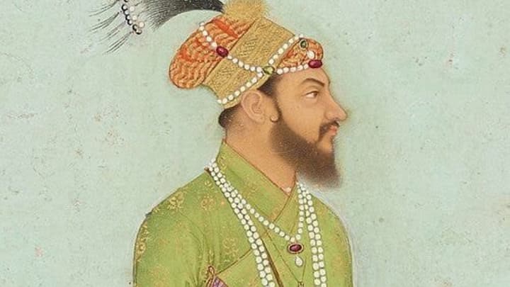 उन ज्योतिषियों ने सुझाव दिया था कि रविवार, 5 जून 1659 को सूर्योदय के तीन घंटे पंद्रह मिनट बाद का समय सम्राट बनने के लिए सबसे शुभ रहेगा.निर्धारित समय पर पर्दे के पीछे बैठे औरंगज़ेब को संकेत मिला और वह बाहर आकर दिल्ली के तख़्त पर विराजमान हुआ. यानि इतिहास के सबसे शक्तिशाली मुगल शासकों में से एक का शासन ठीक उसी घड़ी शुरू हुआ, जिसे ज्योतिषियों ने शुभ बताया था.