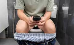 ਤੁਸੀਂ ਵੀ Toilet ‘ਚ ਚਲਾਉਂਦੇ ਮੋਬਾਈਲ? ਤਾਂ ਤੁਸੀਂ ਹੋ ਸਕਦੇ ਇਸ ਗੰਭੀਰ ਬਿਮਾਰੀ ਦੇ ਸ਼ਿਕਾਰ