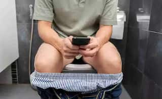 ਤੁਸੀਂ ਵੀ Toilet ‘ਚ ਚਲਾਉਂਦੇ ਮੋਬਾਈਲ? ਤਾਂ ਤੁਸੀਂ ਹੋ ਸਕਦੇ ਇਸ ਗੰਭੀਰ ਬਿਮਾਰੀ ਦੇ ਸ਼ਿਕਾਰ