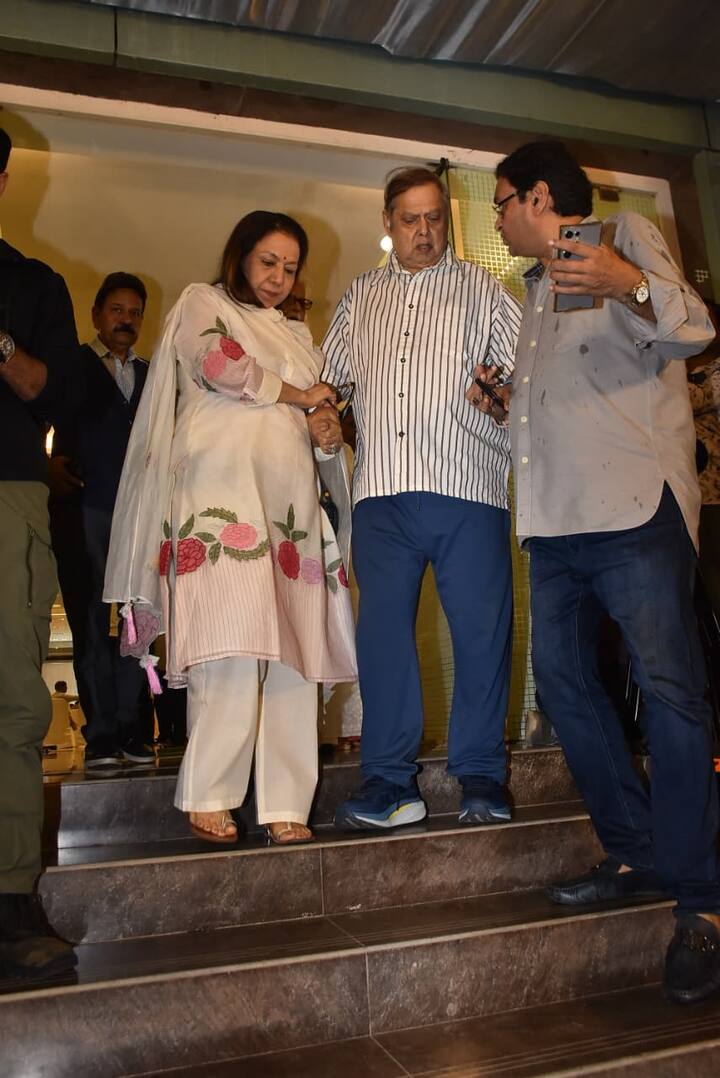 Famous Bollywood filmmaker David Dhawan also attended Satish Shah's prayer meet with his family.