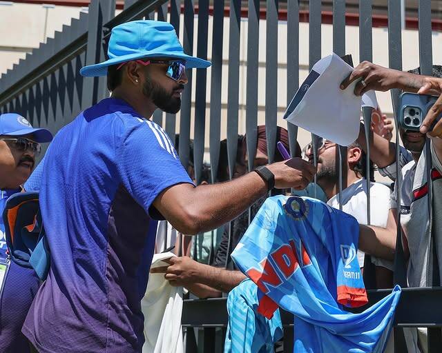 बरगडीच्या दुखापतीमुळे अजूनही अंतर्गत रक्तस्त्राव होत असल्याची माहिती समोर आली आहे. ऑस्ट्रेलिया दौऱ्यापूर्वी श्रेयस अय्यरला भारतीय एकदिवसीय संघाचा उपकर्णधार म्हणून नियुक्त करण्यात आले होते.