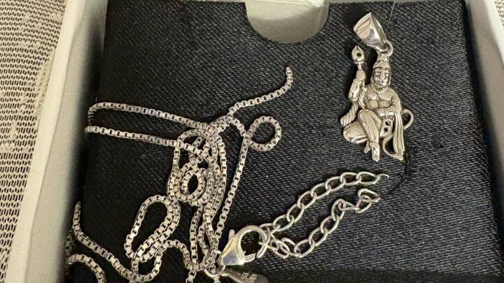 यह फर्क सिर्फ रंग या कीमत का नहीं, बल्कि धातुओं की रासायनिक प्रकृति का है. असल में, चांदी एक ऐसी धातु है जो हवा में मौजूद सल्फर यौगिकों से जल्दी प्रतिक्रिया कर लेती है.