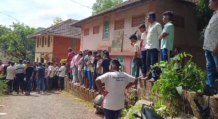 हे चित्रीकरण पाहण्यासाठी आजूबाजूच्या गावांमधील लोक मोठ्या संख्येने उपस्थिती लावली होती..