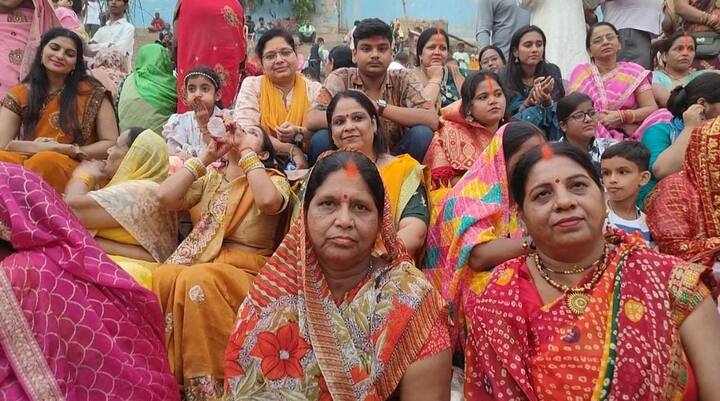 सोमवार (27 अक्टूबर) की शाम अस्तांचल सूर्य भगवान को अर्घ देने की तिथि निर्धारित रही. इस दौरान श्रद्धालुओं और छठ व्रति महिलाएं भारी संख्या घाट पर पहुंची है.