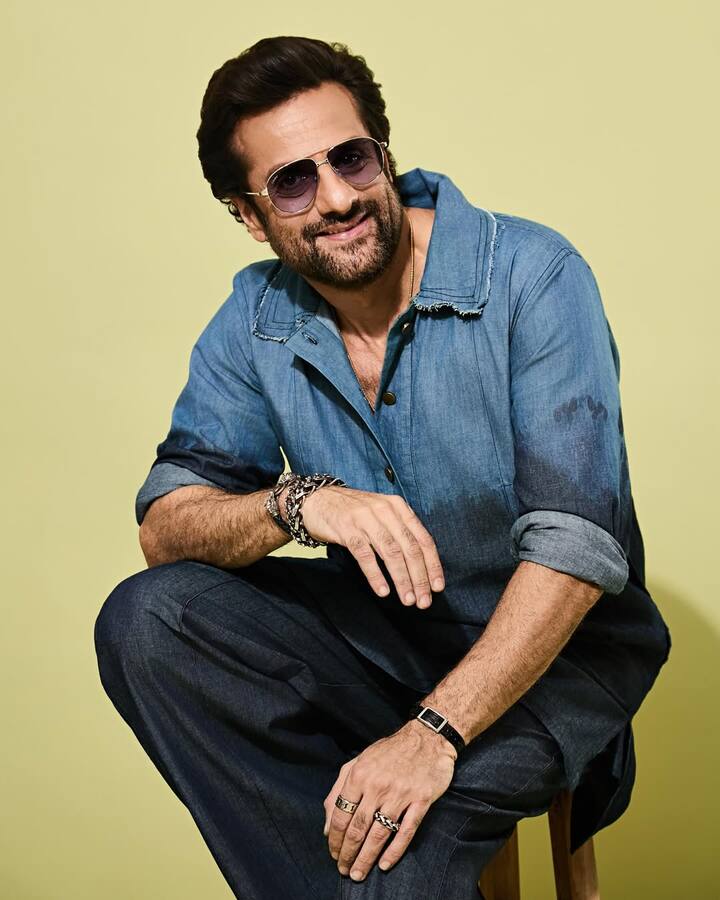 Fardeen Khan was also addicted to alcohol and drugs. His addiction harmed both his career and personal life. However, in the year 2020, he took a big decision and gave up alcohol completely. Fardeen had said, this was the best decision of my life. I changed myself for the sake of my family and health and now I am stronger than before.
