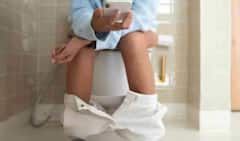 ਤੁਸੀਂ ਵੀ Toilet ‘ਚ ਚਲਾਉਂਦੇ ਮੋਬਾਈਲ? ਤਾਂ ਤੁਸੀਂ ਹੋ ਸਕਦੇ ਇਸ ਗੰਭੀਰ ਬਿਮਾਰੀ ਦੇ ਸ਼ਿਕਾਰ