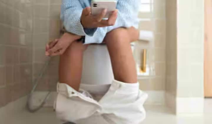ਜੇਕਰ ਤੁਸੀਂ ਟਾਇਲਟ 'ਚ ਬੈਠੇ ਵੀ ਆਪਣਾ ਸਮਾਰਟਫੋਨ ਨੂੰ ਸਕ੍ਰੌਲ ਕਰਦੇ ਰਹਿੰਦੇ ਹੋ, ਤਾਂ ਇਹ ਆਦਤ ਤੁਹਾਡੀ ਸਿਹਤ ਲਈ ਨੁਕਸਾਨਦੇਹ ਹੋ ਸਕਦੀ ਹੈ। ਅਮਰੀਕਾ ਵਿੱਚ ਕੀਤੇ ਗਏ ਇੱਕ ਨਵੇਂ ਅਧਿਐਨ ਦੇ ਅਨੁਸਾਰ, ਇਹ ਆਦਤ ਬਵਾਸੀਰ ਦੇ ਵਿਕਾਸ ਦੇ ਜੋਖਮ ਨੂੰ ਲਗਭਗ 46% ਵਧਾਉਂਦੀ ਹੈ। ਹਰੇਕ ਮਨੁੱਖੀ ਸਰੀਰ ਵਿੱਚ ਬਵਾਸੀਰ ਵਰਗੀ ਬਣਤਰ ਹੁੰਦੀ ਹੈ, ਜਿਸਨੂੰ ਬਵਾਸੀਰ ਕਿਹਾ ਜਾਂਦਾ ਹੈ। ਇਹ ਗੁਦਾ (anus) ਦੇ ਨੇੜੇ ਖੂਨ ਦੀਆਂ ਨਾੜੀਆਂ ਅਤੇ ਟਿਸ਼ੂ ਤੋਂ ਬਣੇ ਕੁਸ਼ਨ ਹੁੰਦੇ ਹਨ ਜੋ ਮਲ ਨੂੰ ਕੰਟਰੋਲ ਕਰਨ ਵਿੱਚ ਮਦਦ ਕਰਦੇ ਹਨ। ਆਮ ਸਥਿਤੀ ਵਿੱਚ ਇਹ ਸਮੱਸਿਆਵਾਂ ਪੈਦਾ ਨਹੀਂ ਹੁੰਦੀ ਪਰ ਜਦੋਂ ਇਹ ਸੁੱਜ ਜਾਂਦੇ ਹਨ ਜਾਂ ਸੋਜਸ਼ ਆ ਜਾਂਦੀ ਹੈ, ਤਾਂ ਖੂਨ ਇਕੱਠਾ ਹੋ ਜਾਂਦਾ ਹੈ, ਜਿਸ ਨਾਲ ਦਰਦ, ਸੋਜ, ਖੂਨ ਵਗਣਾ, ਜਾਂ ਗੰਢਾਂ ਬਣ ਜਾਂਦੀਆਂ ਹਨ। ਇਹ ਇੱਕ ਬਹੁਤ ਹੀ ਆਮ ਸਮੱਸਿਆ ਹੈ ਅਤੇ ਇਹ ਅੰਦਾਜ਼ਾ ਲਗਾਇਆ ਗਿਆ ਹੈ ਕਿ ਅੱਧੀ ਤੋਂ ਵੱਧ ਆਬਾਦੀ ਆਪਣੇ ਜੀਵਨ ਵਿੱਚ ਕਿਸੇ ਸਮੇਂ ਬਵਾਸੀਰ ਦਾ ਅਨੁਭਵ ਕਰਦੀ ਹੈ।