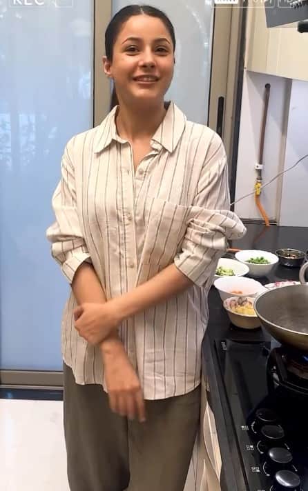 एक्ट्रेस ने अपना ये ड्रीम हाउस बहुत ही सादगी से डेकोरेट किया है. ये घर का कीचन है. जहां ग्रे शेड के कैबिनेट लगे हुए हैं.