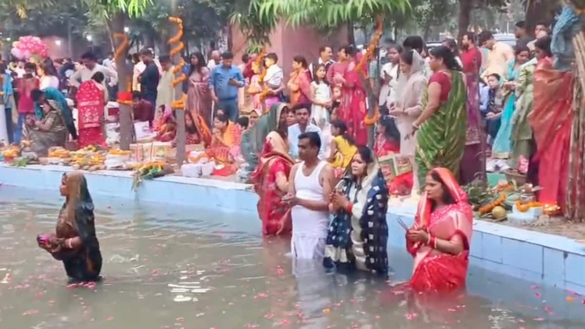 नोएडा में छठ पर भगवान सूर्य देवता को अर्पित किया अर्घ्य