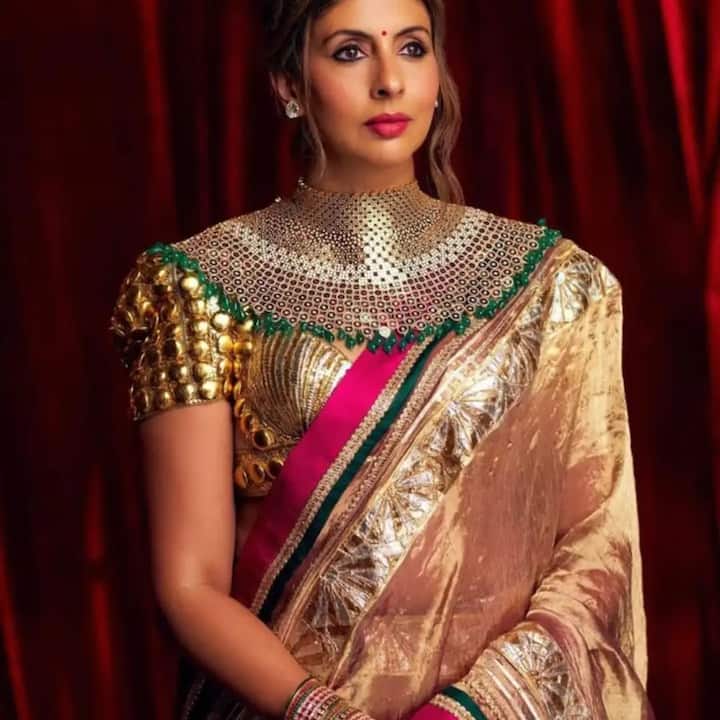 अपने इस ऑर्गेंजा सिल्क लहंगे के साथ हसीना ने स्टाइलिश ब्लाउज कैरी किया है. माथे पर बिंदी लगाए सॉफ्ट मेकअप के साथ उन्होंने अपना ये लुक पूरा किया है. श्वेता बच्चन के इस यूनिक ब्लाउज डिजाइन ने सबका ध्यान अपनी ओर खींचा था.