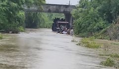 રાજુલાના ઉછૈયા ગામમાં 50 લોકોનું રેસ્ક્યૂ, MLA હીરા સોલંકી ધસમસતા પ્રવાહમાં તરીને પહોંચ્યા