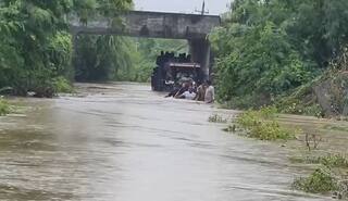 રાજુલાના ઉછૈયા ગામમાં 50 લોકોનું રેસ્ક્યૂ, MLA હીરા સોલંકી ધસમસતા પ્રવાહમાં તરીને પહોંચ્યા