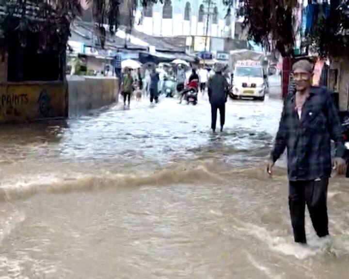 ભાવનગરના મહુવામાં ધોધમાર વરસાદ વરસ્યો હતો. મહુવામાં 12 કલાકમાં 11 ઈંચ વરસાદથી જળબંબાકારની સ્થિતિ સર્જાઈ હતી. મહુવાની સોસાયટીઓમાં કમોસમી વરસાદના પાણી ભરાયા હતા. ગાંધી બાગ, શાકમાર્કેટ, કોલેજ રોડ પર જળબંબાકારની સ્થિતિ સર્જાઈ હતી. ભાવનગર જિલ્લામાં આજે પણ ભારે વરસાદની આગાહી કરવામાં આવી છે. ગઈકાલે રાત્રે આઠ વાગ્યાથી સવારે આઠ સુધીમાં 11 ઈંચ વરસાદ વરસ્યો હતો.