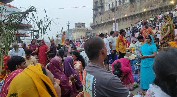 इस पर्व के दौरान लोगों में भारी उत्साह भी देखा गया है. बच्चों से लेकर महिलाओं में भी छठ पूजा को लेकर खुशी देखी गई है. पूरे उल्लास के साथ काशी के गंगा घाट पर इस पर्व को मनाया गया है.