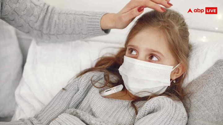 बुखार आने पर बच्चे का पेट अक्सर खाने के लिए तैयार नहीं होता हैं. कई पेरेंट्स बच्चे को खाना खाने के लिए मजबूर करते हैं, जिससे बच्चे को और तकलीफ हो सकती है. इस समय बच्चे को हाइड्रेटेड रखना जरूरी है. आप उसे हल्का सूप, फल का रस या पानी पिला सकते हैं.