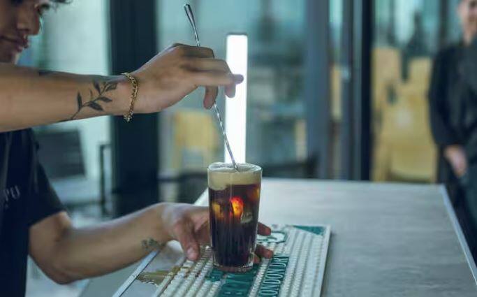 ਪਰ ਕਹਾਣੀ ਇੱਥੇ ਹੀ ਖਤਮ ਨਹੀਂ ਹੁੰਦੀ। ਸ਼ਰਾਬ ਡੋਪਾਮਾਈਨ ਨੂੰ ਵੀ ਵਧਾਉਂਦੀ ਹੈ, ਦਿਮਾਗ ਵਿੱਚ ਇੱਕ ਰਸਾਇਣ ਜੋ ਖੁਸ਼ੀ ਨੂੰ ਉਤੇਜਿਤ ਕਰਦਾ ਹੈ। ਇਹ ਇੱਕ ਵਿਅਕਤੀ ਨੂੰ ਖੁਸ਼, ਆਤਮਵਿਸ਼ਵਾਸੀ ਅਤੇ ਸੰਤੁਸ਼ਟ ਮਹਿਸੂਸ ਕਰਵਾਉਂਦਾ ਹੈ।