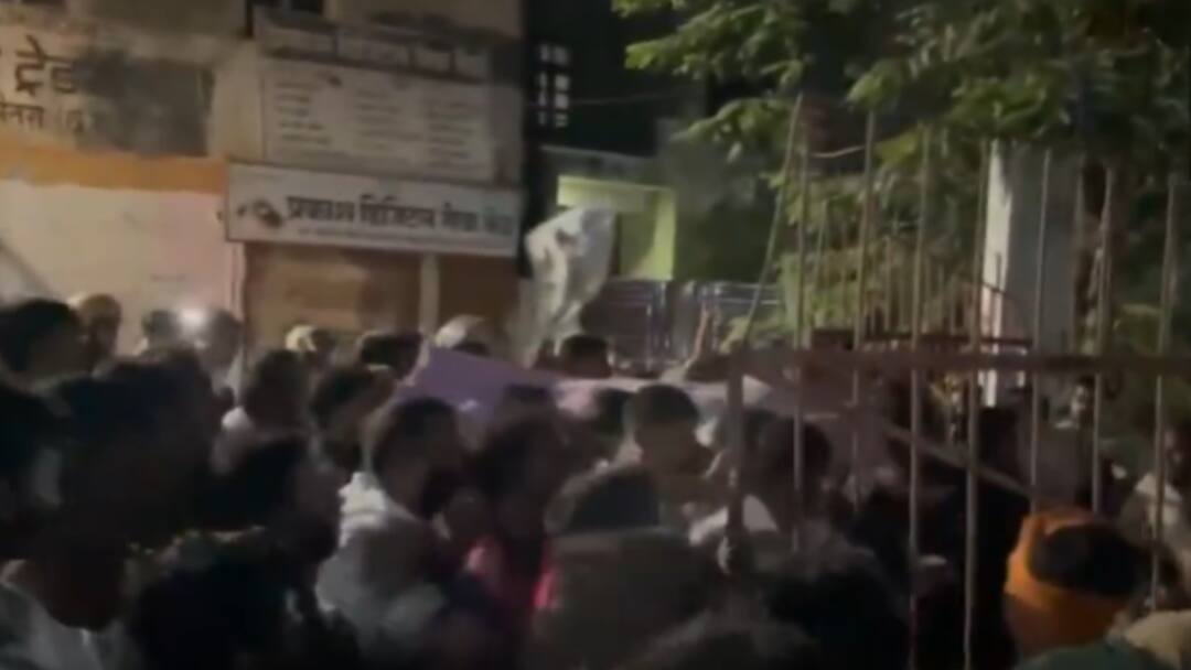 Tension Grips Chhattisgarh's Bemetara After Speeding Car Kills 1; Protestors Carry Body To Police Station Tension Grips Chhattisgarh's Bemetara After Speeding Car Kills 1; Protestors Carry Body To Police Station