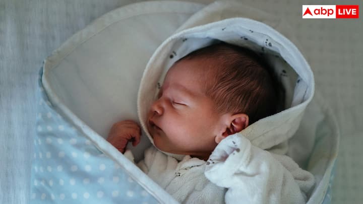 लेकिन अगर आपके बेबी को ज्यादा और बार-बार पसीना आता है तो ये खतरे की निशानी हो सकती है. डॉक्टर्स की मानें तो आमतौर पर बच्चों को पसीना नहीं आता है क्योंकि उनके स्वीट ग्लैंड मैच्योर नहीं होते हैं और मैच्योरिटी तक वह ये फंक्शन परफॉर्म नहीं करते.