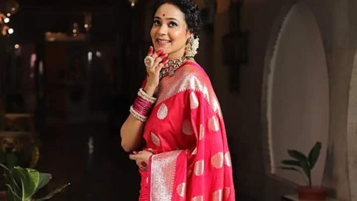 यही कारण है कि आज भी बनारसी साड़ी पर इस्लामी पैटर्न और फारसी जाली का असर दिखाई देता है. फिर आया अंग्रेजों का दौर. मशीनों की दौड़ में इस कला को भारी नुकसान पहुंचा. कई बुनकरों के करघे खामोश हो गए. मगर बनारस ने हार नहीं मानी. बुनकरों ने अपने हुनर से इसे जिंदा रखा.