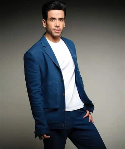 फ्लॉप एक्टर होने के बावजूद भी तुषार कपूर करोड़ों की संपत्ति की मालिक हैं. मूवीज के अलावा विज्ञापनों से उनकी मोटी कमाई होती है. मीडिया रिपोर्ट्स के मुताबिक अभिनेता की कुल संपत्ति 44 करोड़ रुपए बताई जाती है.