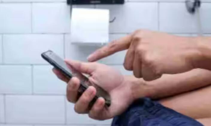 ਇਸ ਅਮਰੀਕਾ-ਅਧਾਰਤ ਅਧਿਐਨ ਵਿੱਚ 125 ਲੋਕ (ਉਮਰ 45+) ਸ਼ਾਮਲ ਸਨ। ਉਨ੍ਹਾਂ ਤੋਂ ਟਾਇਲਟ ਵਿੱਚ ਉਨ੍ਹਾਂ ਦੇ ਸਮਾਰਟਫੋਨ ਦੀ ਵਰਤੋਂ, ਖਾਣ-ਪੀਣ ਦੀਆਂ ਆਦਤਾਂ ਅਤੇ ਸਰੀਰਕ ਗਤੀਵਿਧੀ ਬਾਰੇ ਸਵਾਲ ਪੁੱਛੇ ਗਏ ਸਨ। ਫਿਰ ਉਨ੍ਹਾਂ ਦੀ ਕੋਲੋਨੋਸਕੋਪੀ ਰਾਹੀਂ ਜਾਂਚ ਕੀਤੀ ਗਈ।